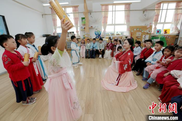 图为西安一幼儿园萌娃穿汉服度中秋。　 张远 摄