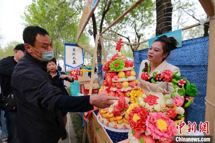 资料图：在2023山东省春季黄河大集上，“山东手造”花饽饽受到关注。　梁犇 摄