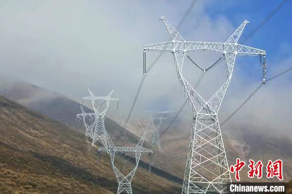 图为日月山-杜鹃变750千伏线路工程架线全线贯通。　邹建华 摄