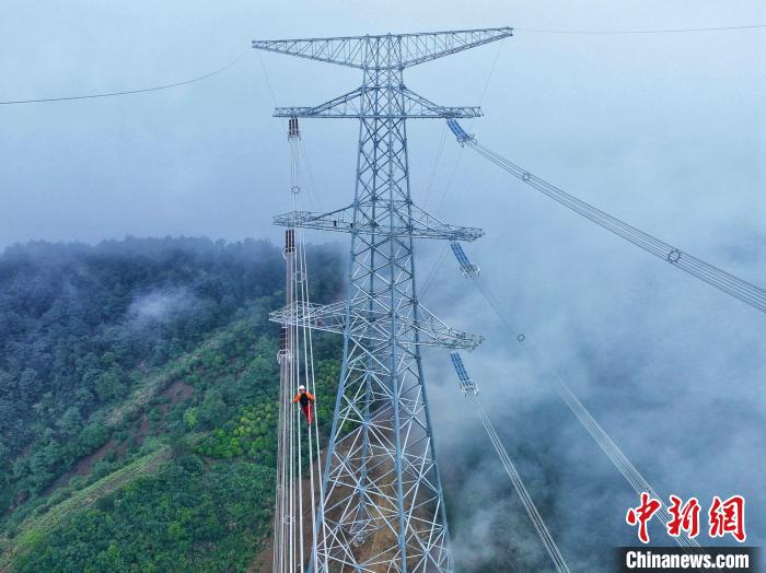 图为青海送变电高空作业人员进行走线质量检查。　青海送变电工程有限公司供图