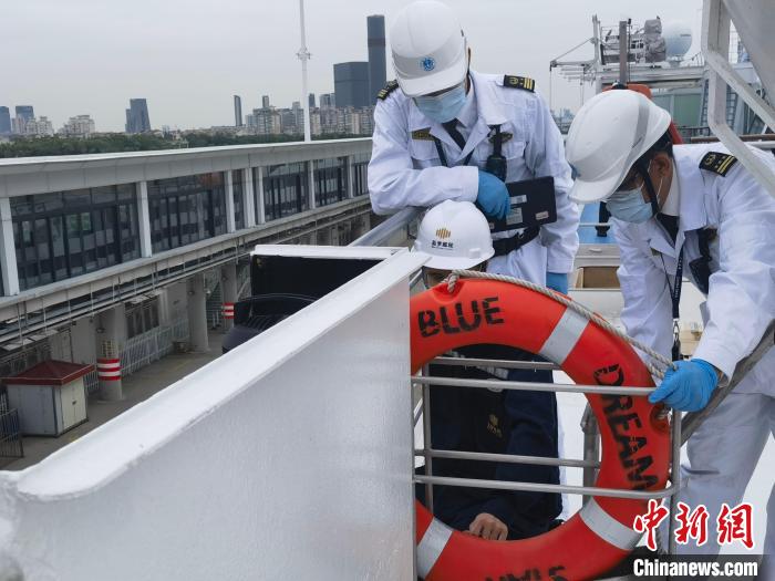 11日，上海海事局组织对停靠于上海吴淞口国际邮轮港的国际邮轮“蓝梦之星”进行港口国监督检查。　上海海事局供图