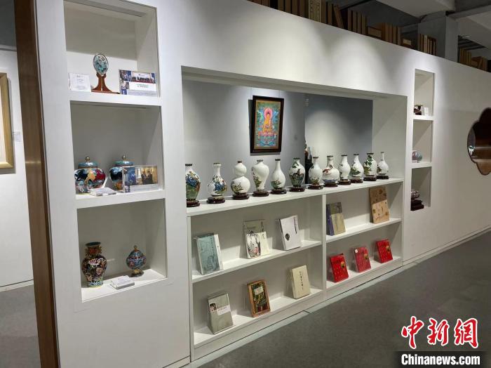 图为荣会非遗书店“景泰蓝文创展”。 记者 宋怡霄 摄 宋怡霄 摄