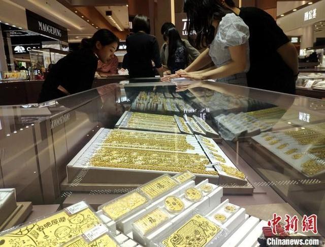 金价大涨12%：消费者疯狂“囤货” 黄金行业赚翻了