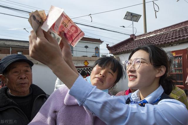 刚从银行取出来的钱就遇到假钞这个事情我更相信银行是无辜的