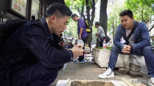 地摊买钱币遇上实在老板，砍价砍到惺惺相惜