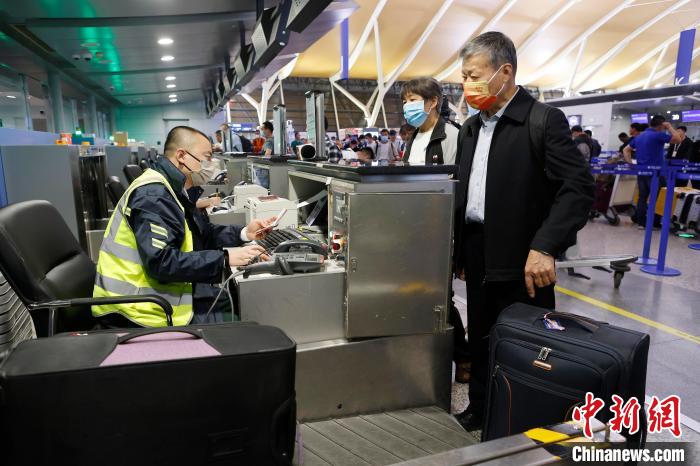 埃塞俄比亚航空工作人员为旅客办理登机手续。　殷立勤 摄