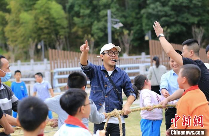 屏南乡村振兴特聘指导员陈志清开展学生研学。　屏南县委组织部 供图