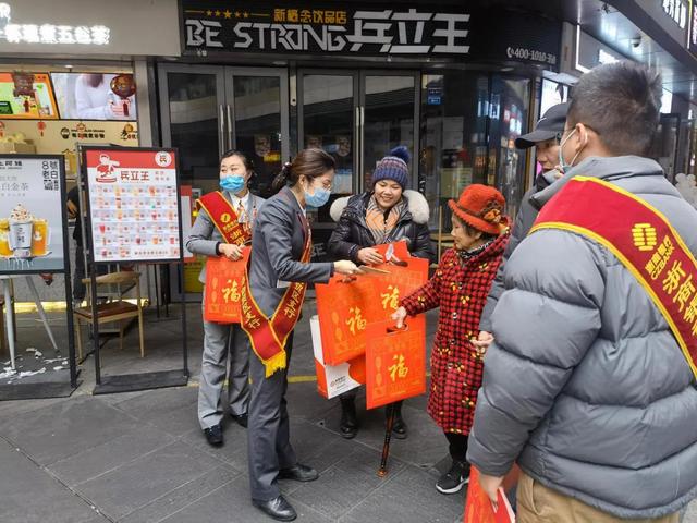 浙商银行成都分行积极开展“为民服务 情暖巴蜀”反假货币宣传活动