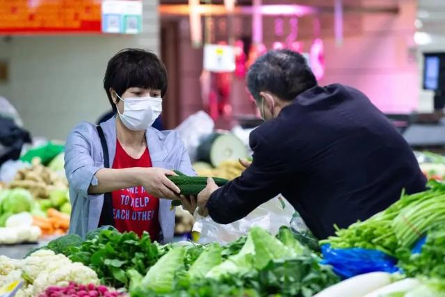 经济“通缩”下，买不起的东西在跌价，日用品却大涨，日子真难！