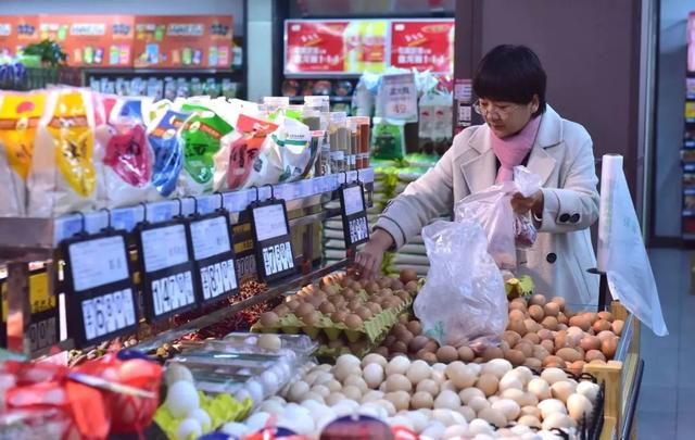 经济“通缩”下，买不起的东西在跌价，日用品却大涨，日子真难！