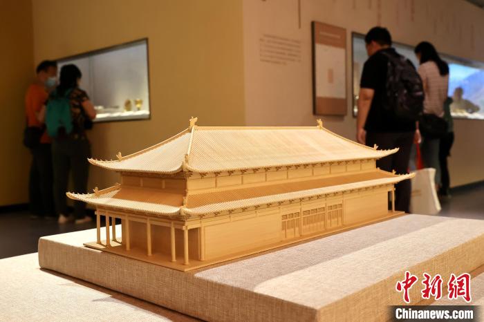 图为观众参观“都城肇始——纪念北京建都870周年考古成果展”。　记者 易海菲 摄