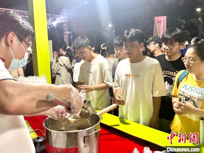 特色小吃美食引得学生们争相品尝。　吴允杰 摄