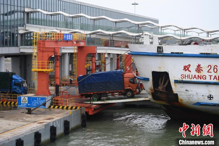 货车直接开进徐闻港轮船。　田雨昊 摄