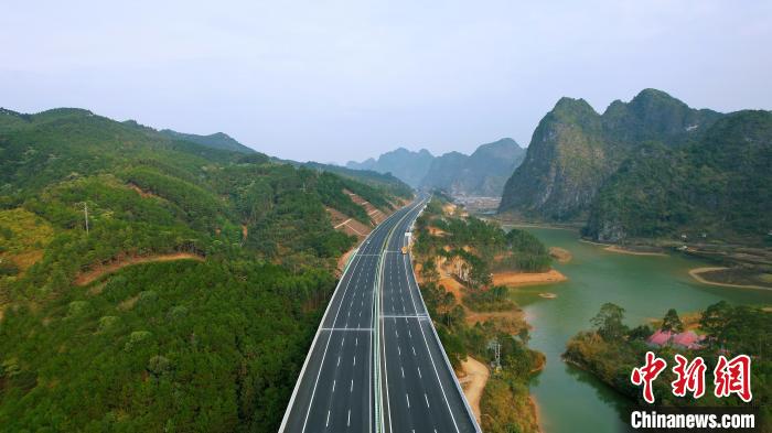 图为橡胶沥青应用于广西巴平高速。　广西交科集团供图