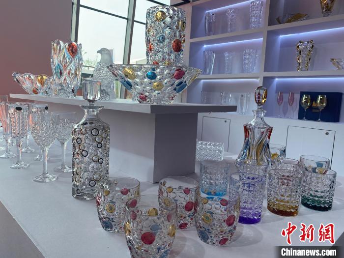 图为捷克进口馆展出的水晶制品。　李玉素 　摄