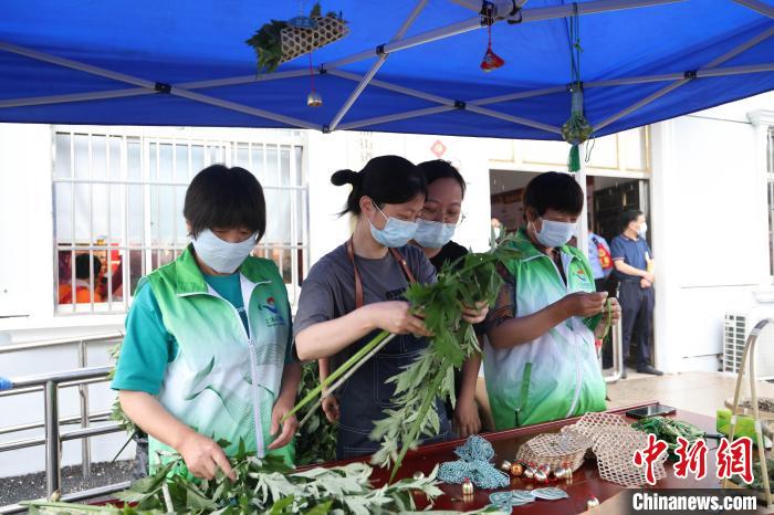 今年的龙舟赛设立非遗展台。　盈浦街道供图