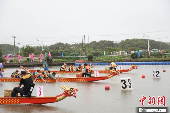 一声发令枪响，参赛者奋力落浆，龙舟如离弦之箭飞弹而出，河面上龙腾虎跃。　盈浦街道供图