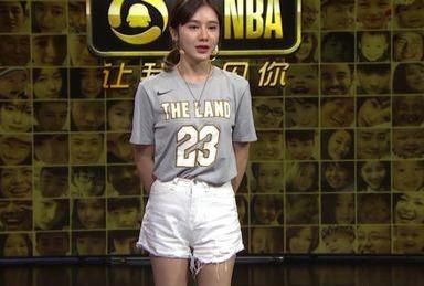 腾讯NBA第一女神，美娜直播露底，被网友质疑：腿缝怎么这么大