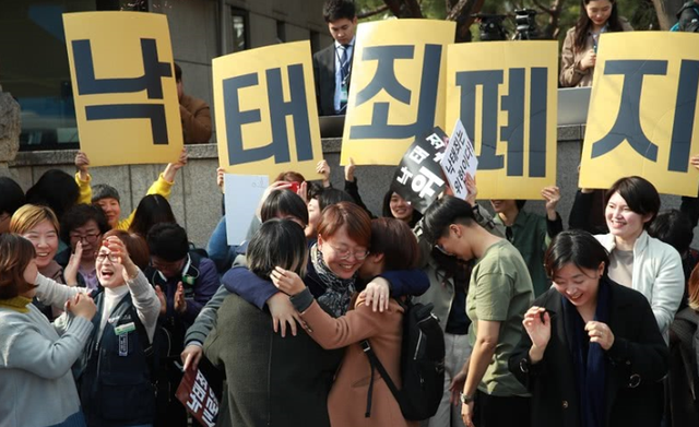 公然挑衅，韩国又在逼女人闭嘴了