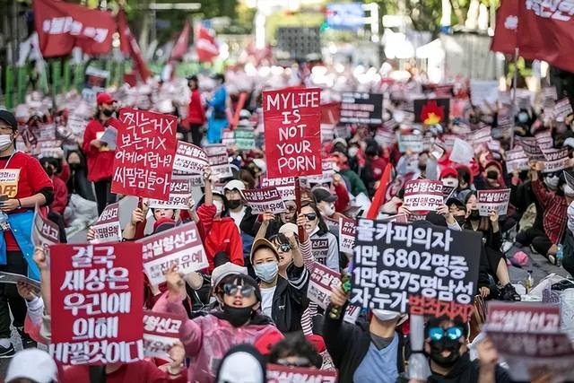 公然挑衅，韩国又在逼女人闭嘴了