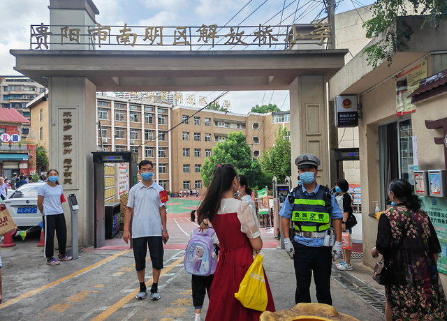 开学首日，早高峰提前！贵阳交警多举措确保道路畅通