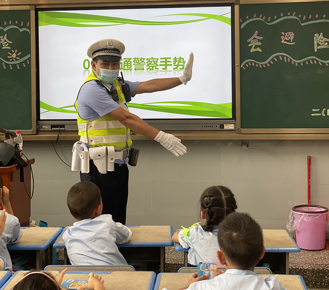 开学首日，早高峰提前！贵阳交警多举措确保道路畅通