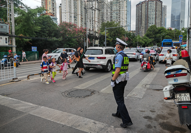 开学首日，早高峰提前！贵阳交警多举措确保道路畅通