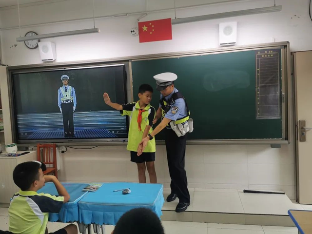 开学首日，早高峰提前！贵阳交警多举措确保道路畅通