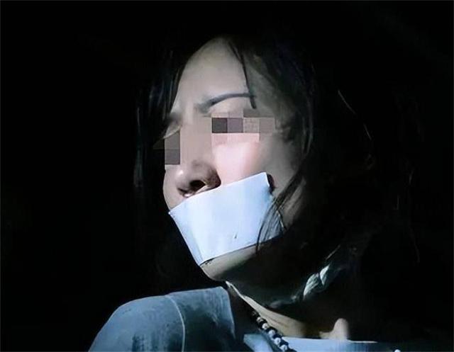 2015年深夜，16岁熟睡女孩被绑架，一句话让绑匪放了她，她说了啥