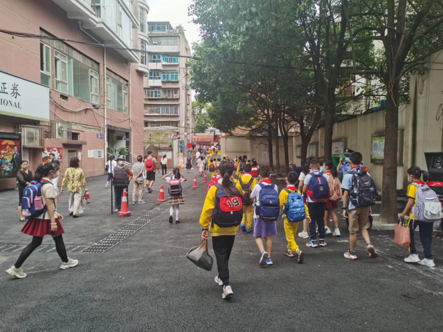 开学首日，早高峰提前！贵阳交警多举措确保道路畅通