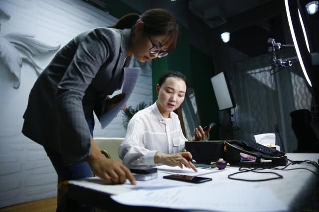 郑州商贸从业者十二时辰：霸道女总裁变身女主播，直播开始前还会“皮”一下