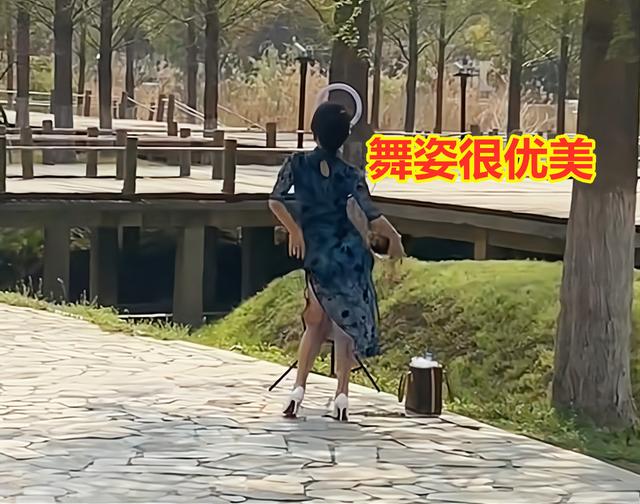 女子穿高叉旗袍跳舞，外卖小哥路过外卖都不想送了，看得津津有味