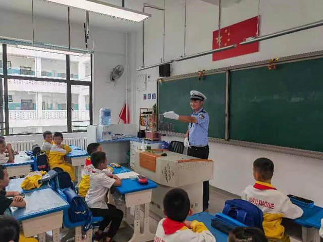 开学首日，早高峰提前！贵阳交警多举措确保道路畅通