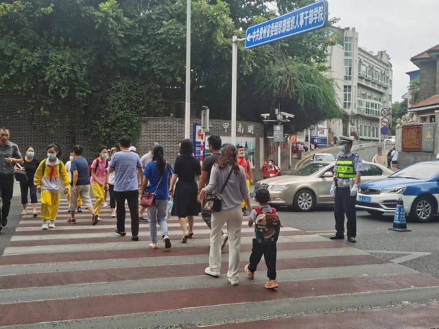 开学首日，早高峰提前！贵阳交警多举措确保道路畅通