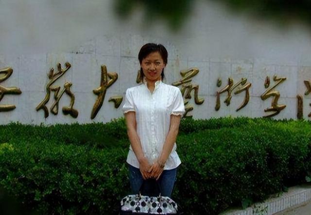 “美女主持”魏笑：领证不到一天去世，丈夫单身15年，父亲在坚守