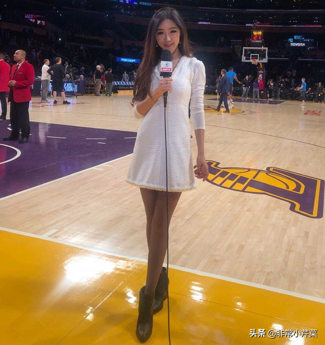 黑丝+美腿！NBA女主播的身材惹眼，周玲安穿上职业装超性感