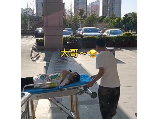 聂小妹：“疯癫”美女吸粉百万，明明能靠才艺，却偏偏要搞笑