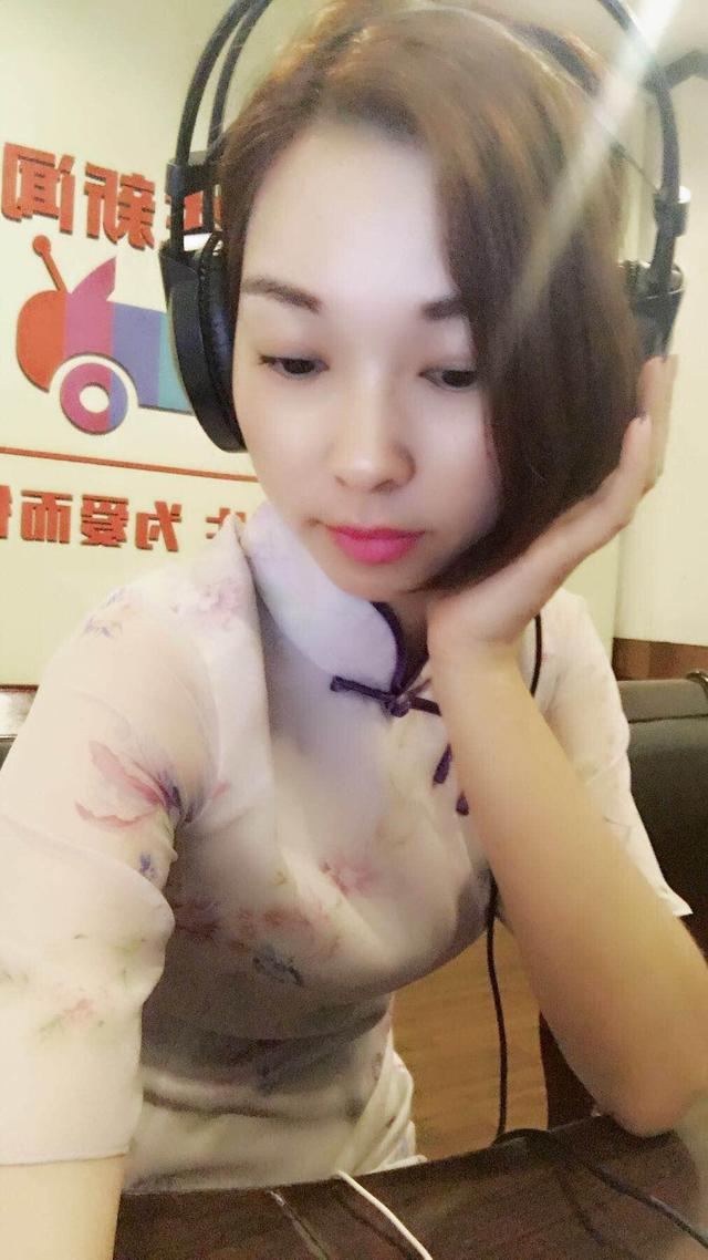 电台美女DJ，她穿旗袍的样子和声音一样迷人！