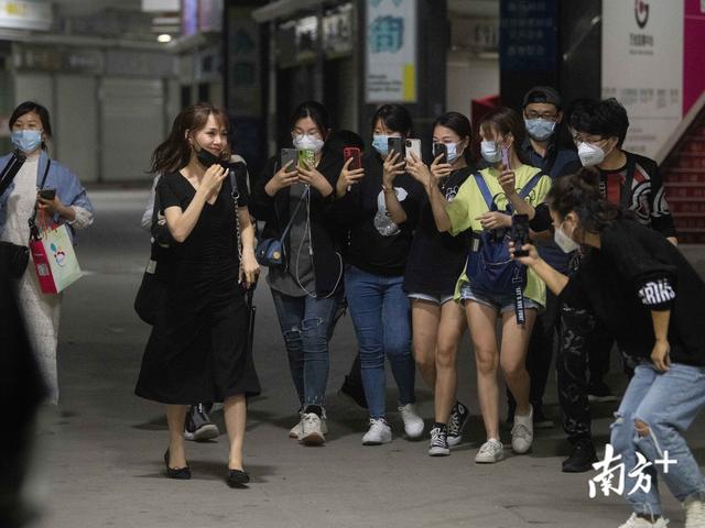 一呼百应！这位美女疫情下直播带货吸引上百台手机“围观”