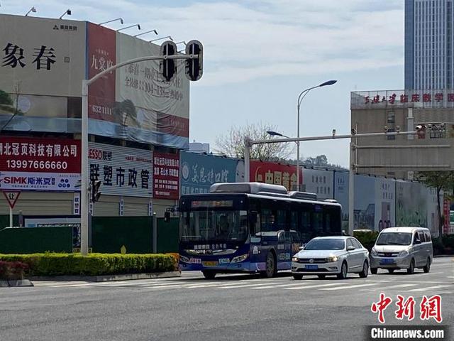 湖北多地恢复公共交通 居民生活渐复正轨