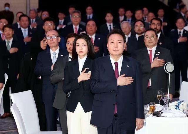 50岁韩国第一夫人嫩出水！穿黑礼服惊艳阿联酋国宴，太给老公长脸