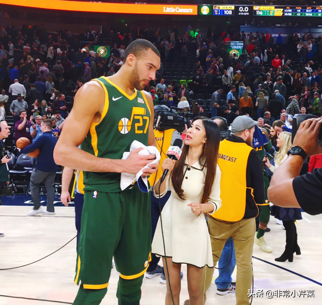 黑丝+美腿！NBA女主播的身材惹眼，周玲安穿上职业装超性感