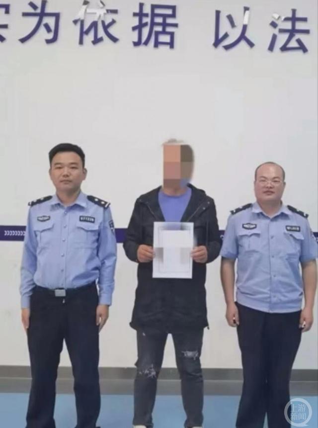 钓鱼主播“小山哥”用九个钩长江钓鱼被警方采取刑事强制措施，此前因用活泥鳅当饵被罚念检讨