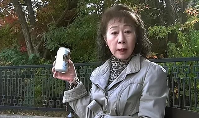 韩国《酒神小姐》：65岁老妇做站街女，撕开老年人的情欲与痛苦