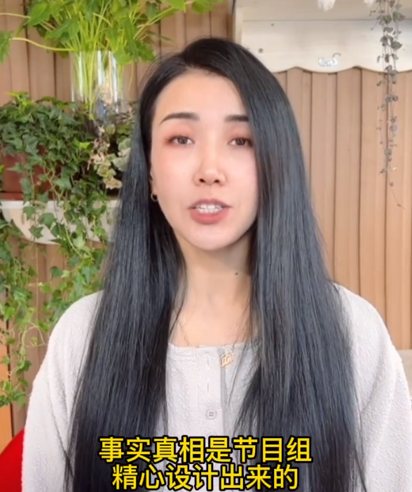 “歌后”王蓉现状，沦落到小县城商演，43岁穿紧身衣站椅子上唱歌