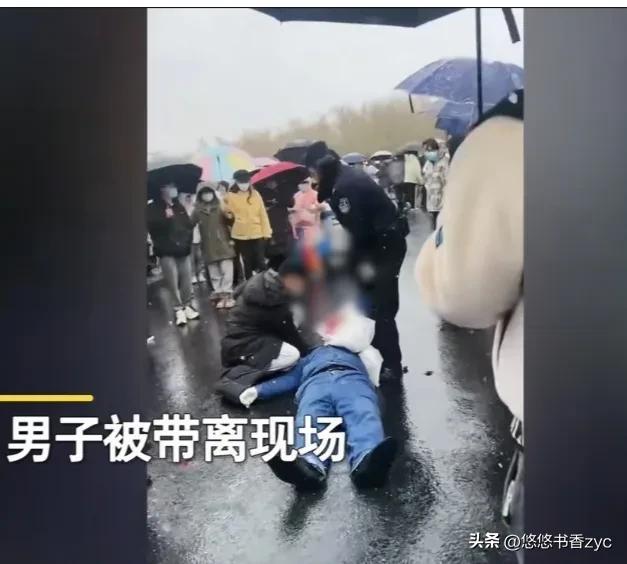 杭州一男子约女主播西湖断桥见面，苦等两个小时捧着玫瑰花倒地