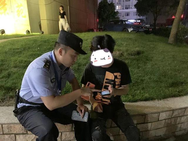 儿子跟身材火辣的美女主播裸聊了5分钟后，他找来父亲买单，这事还惊动了警察