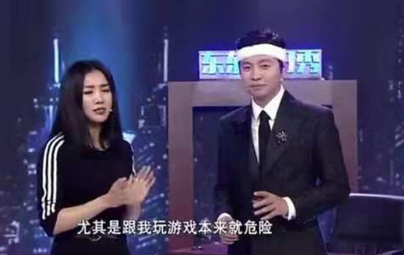 “歌后”王蓉现状，沦落到小县城商演，43岁穿紧身衣站椅子上唱歌