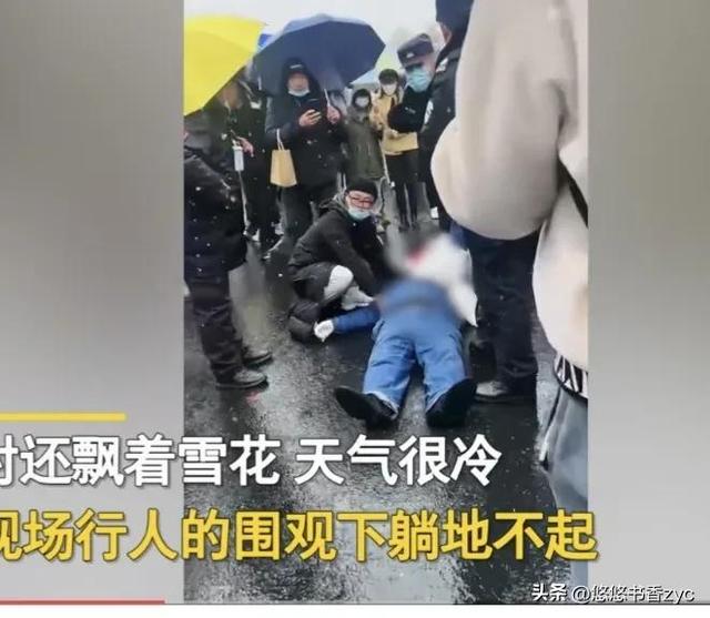 杭州一男子约女主播西湖断桥见面，苦等两个小时捧着玫瑰花倒地