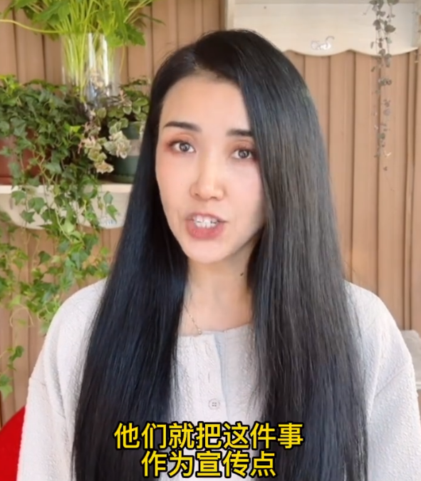 “歌后”王蓉现状，沦落到小县城商演，43岁穿紧身衣站椅子上唱歌